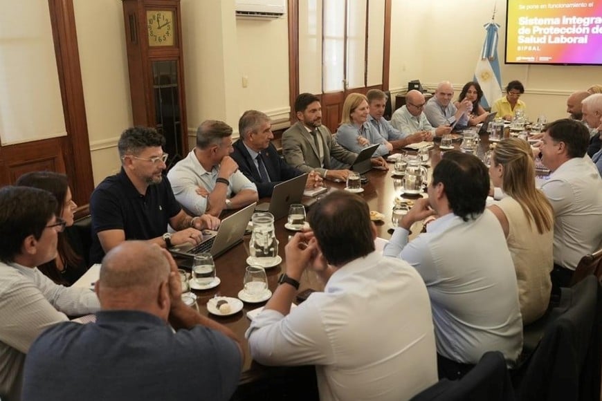 Pullaro encabezó la primera reunión del año del gabinete en Casa de Gobierno.