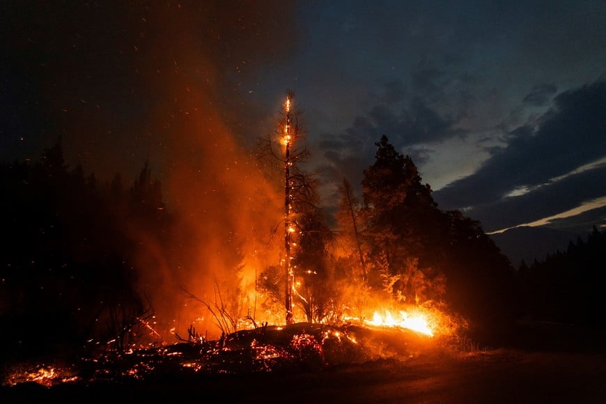 Smoke and flames rise from a wildfire in El Coihue, in the Patagonian province of Chubut, Argentina January 9, 2026. REUTERS/Matias Garay