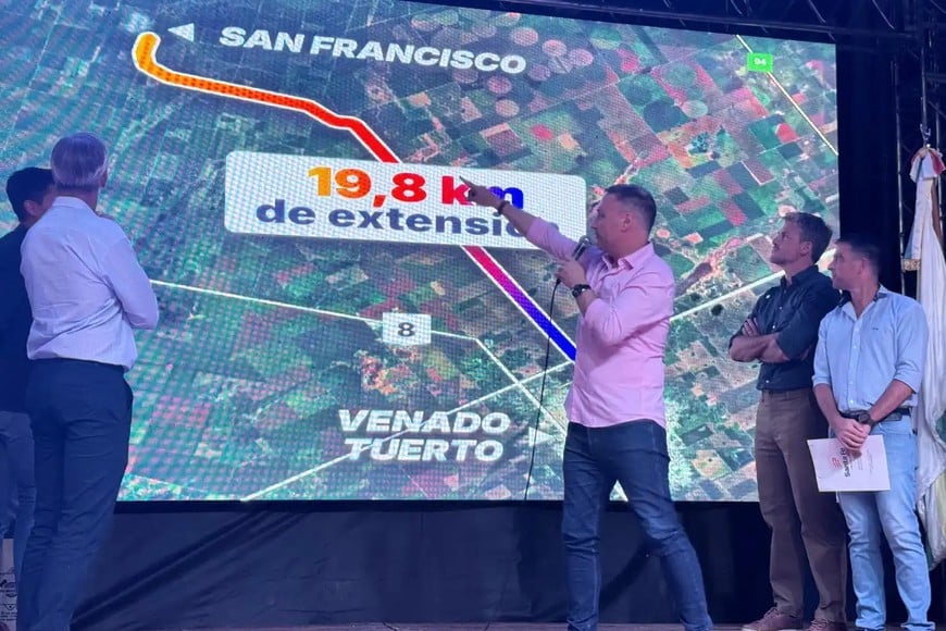 La senadora firmando el acta de inicio de obra.