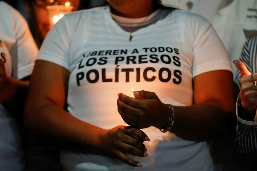 Family members of detainees hold candles outside of El Helicoide detention center, as Venezuela's government begins releasing some detainees, with the freeing of political prisoners marking a move long demanded by human rights groups, international bodies and opposition leaders, in Caracas, Venezuela, January 11, 2026. REUTERS/Fausto Torrealba