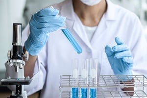 El organismo ordenó la inhibición preventiva de dos laboratorios