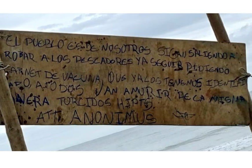 El cartel que apareció junto a cinco cabezas humanas en una playa de Ecuador.