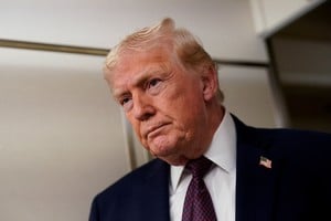 El anuncio sucede en un momento de alta tensión diplomática, donde la Casa Blanca ha amenazado también con otras posibles opciones si la situación en Irán continúa escalando. REUTERS/Nathan Howard