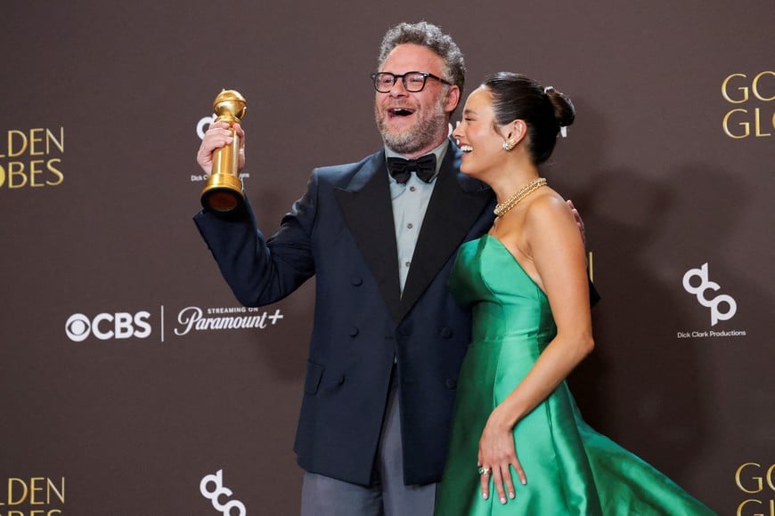 Seth Rogen poses with the Best Performance by a Male Actor in a Television Series - Musical or Comedy award for "The Studio" next to Chase Sui Wonders at the 83rd Annual Golden Globes in Beverly Hills, California, U.S., January 11, 2026. REUTERS/Mario Anzuoni     TPX IMAGES OF THE DAY