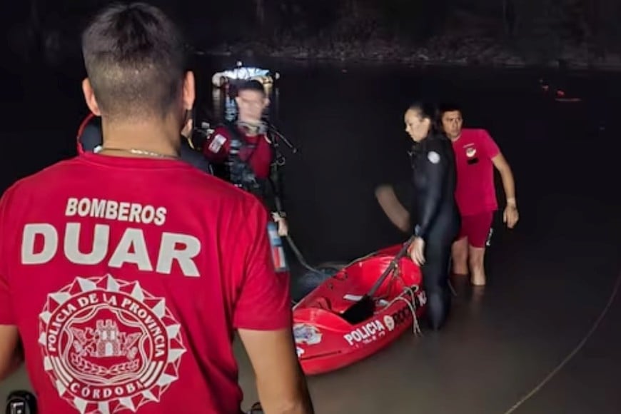 Los rescatistas utilizaron equipos de buceo para rastrear el fondo del espejo de agua bajo