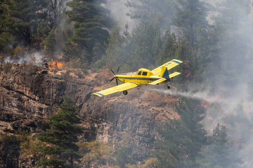 A firefighting plane drops fire retardant as it assists in extinguishing a wildfire in El Hoyo, in the Patagonian province of Chubut, Argentina January 9, 2026. REUTERS/Matias Garay
