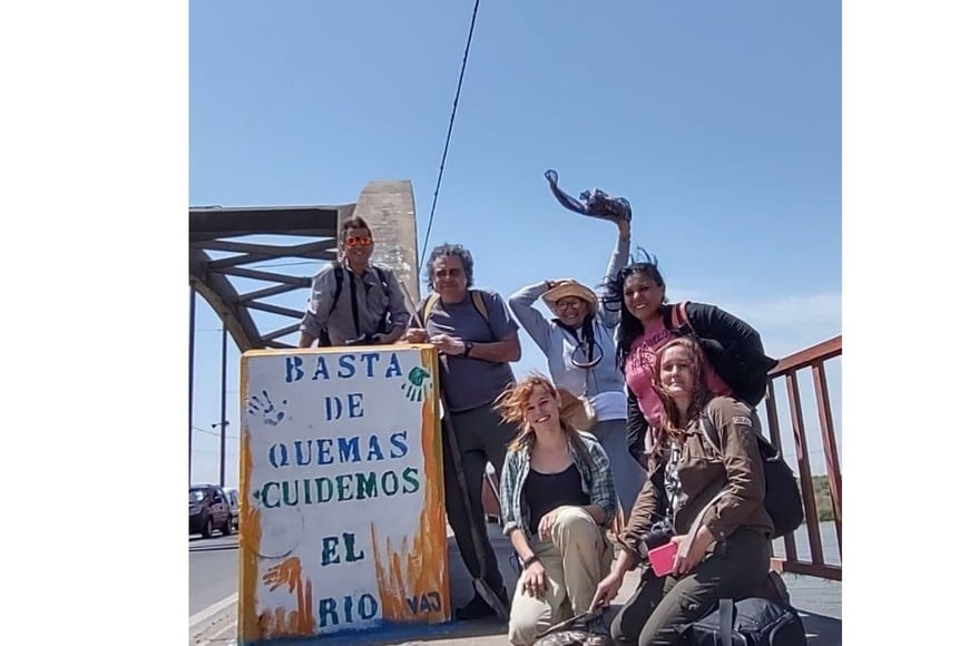 Los biólogos Rafael Lajmanovich (parado en el centro), Ana Paula Cuzziol y Paola Peltzer (agachadas) junto a ambientalistas de Santo Tomé que colaboraron en terreno.