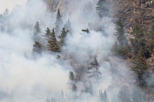 Continúa la lucha contra el fuego en Chubut. Crédito: Reuters.