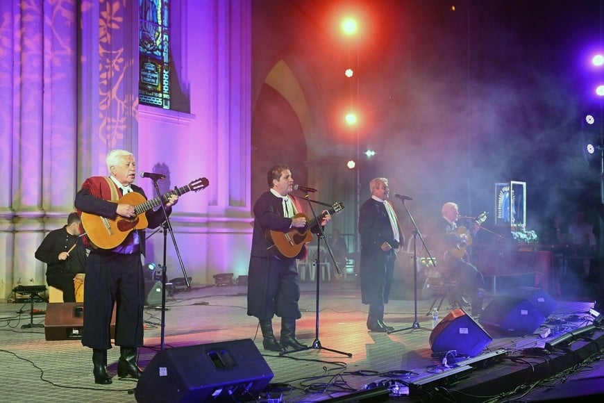 Los artistas brindan un espectáculo lleno de ritmo y tradición para el público.