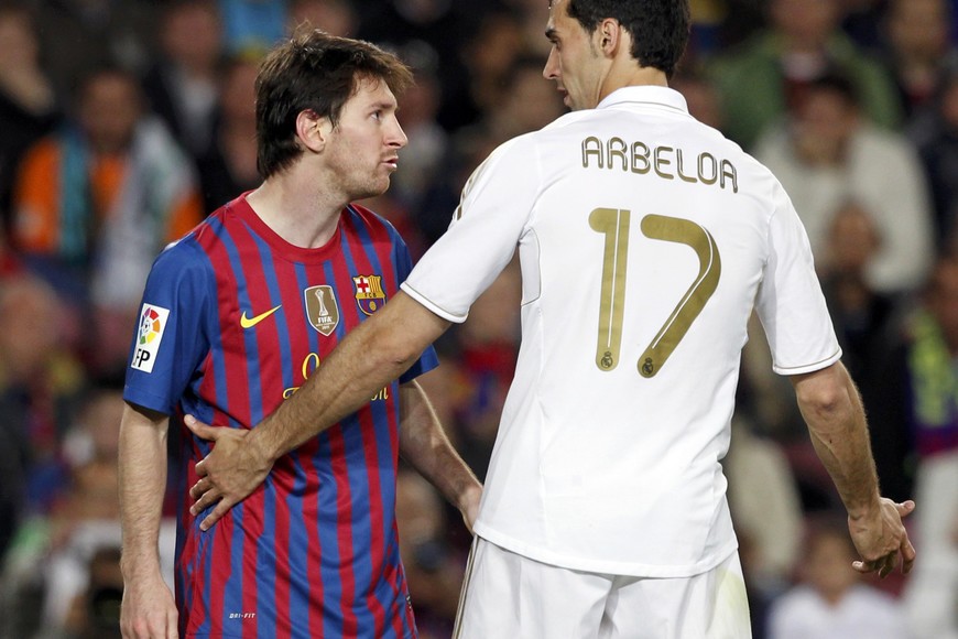 Barcelona's Lionel Messi (L) argues with Real Madrid's Alvaro Arbeloa during their Spanish first division "El Clasico" soccer match at Nou Camp stadium in Barcelona April 21, 2012. REUTERS/Albert Gea (SPAIN  - Tags: SPORT SOCCER)   españa lionel messi Alvaro Arbeloa campeonato torneo liga española español futbol futbolistas partido barcelona real madrid