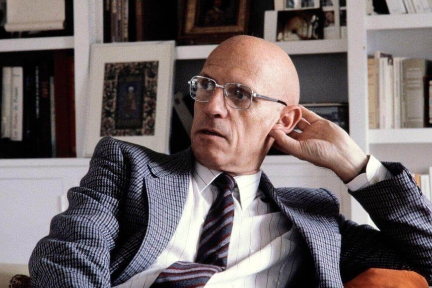 Michel Foucault (1926-1984). Filósofo, historiador, sociólogo y psicólogo francés, conocido por sus estudios críticos de las instituciones sociales, en especial la psiquiatría, la medicina, las ciencias humanas y el sistema de prisiones. Sus análisis sobre el poder y las relaciones entre poder, conocimiento y discurso han sido ampliamente debatidos.