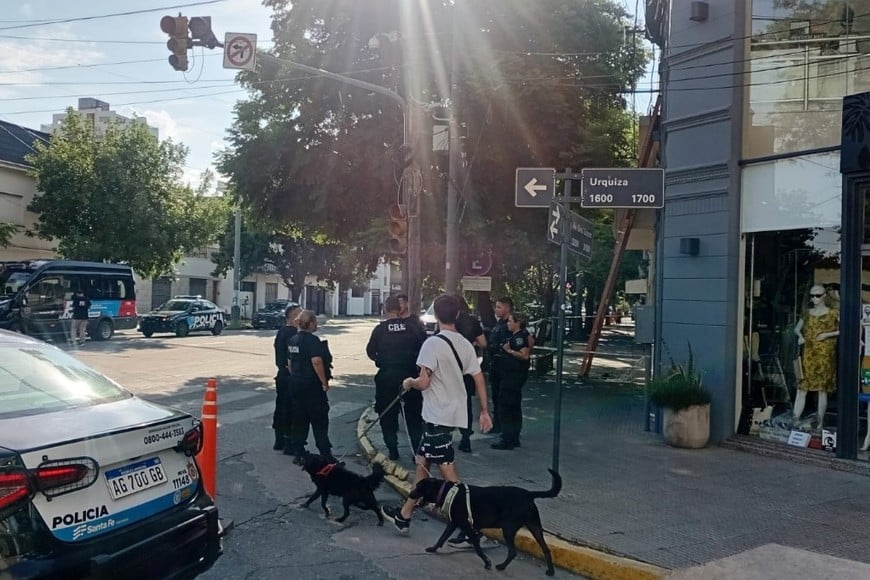 POLICIA - -URQUIZA Y GRAL. LOPEZ. - OPERARIO MUERTO. Foto: EL