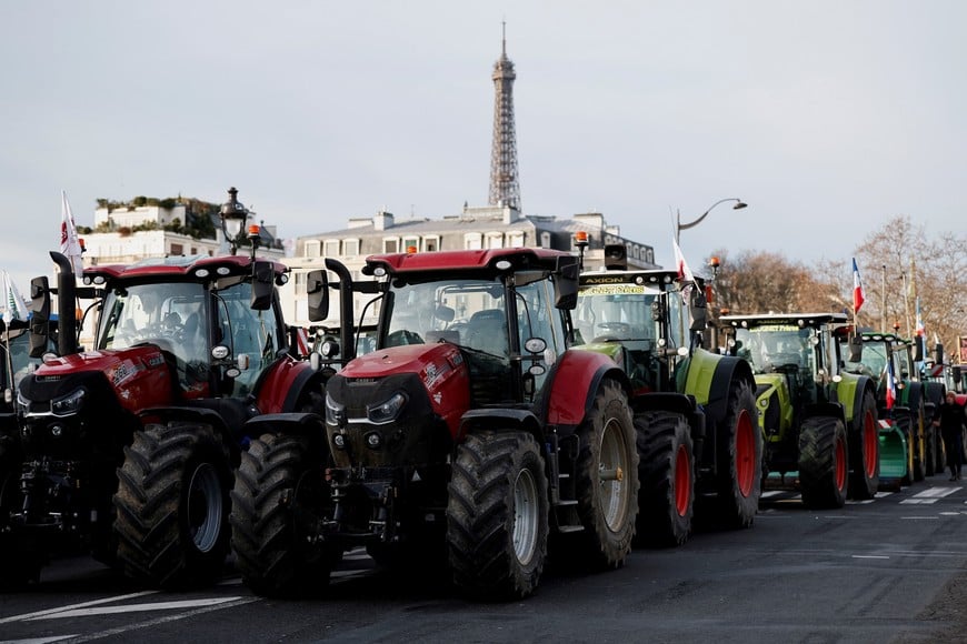 Tractors line up as French farmers protest against the EU-Mercosur free trade agreement and the French government's agricultural policy, in Paris, France, January 13, 2026. REUTERS/Benoit Tessier
