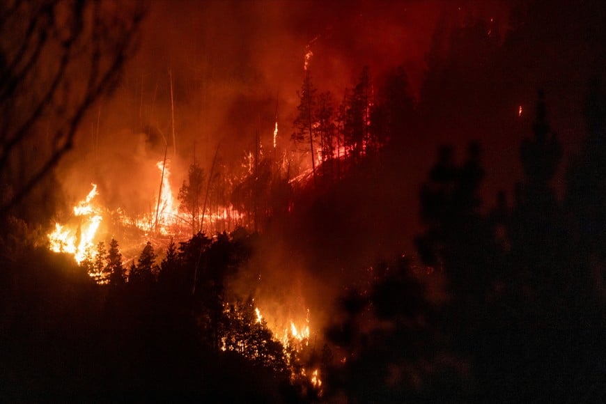 FILE PHOTO: Smoke and flames rise from a wildfire in Epuyen, in the Patagonian province of Chubut, Argentina January 9, 2026. REUTERS/Matias Garay/File Photo