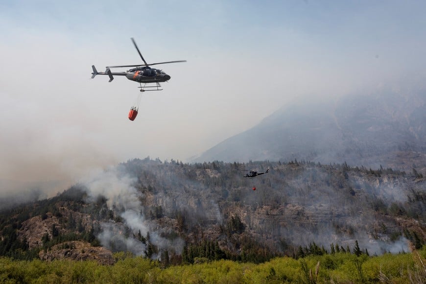 FILE PHOTO: Helicopters assist in extinguishing a wildfire in El Hoyo, in the Patagonian province of Chubut, Argentina January 9, 2026. REUTERS/Matias Garay/File Photo