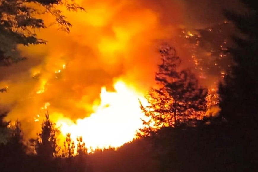 Las llamas, visibles incluso por encima de las columnas de humo, volvieron a activarse