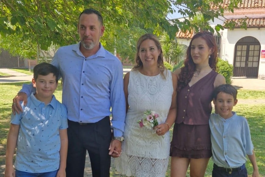 La pareja celebró el casamiento acompañada por familiares y amigos más cercanos.