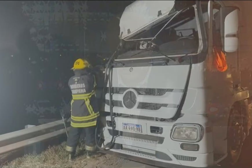 Personal policial trabajó en el lugar para ordenar el tránsito y preservar la escena.