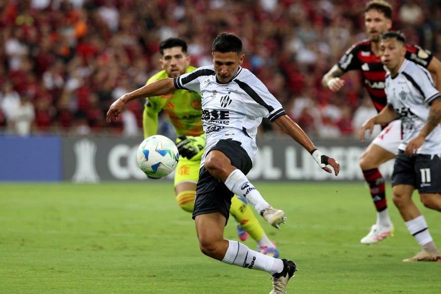 Soccer Football - Copa Libertadores - Group C - Flamengo v Central Cordoba - Estadio Maracana, Rio de Janeiro, Brazil - April 9, 2025
Central Cordoba's Ivan Gomez shoots at goal REUTERS/Sergio Moraes