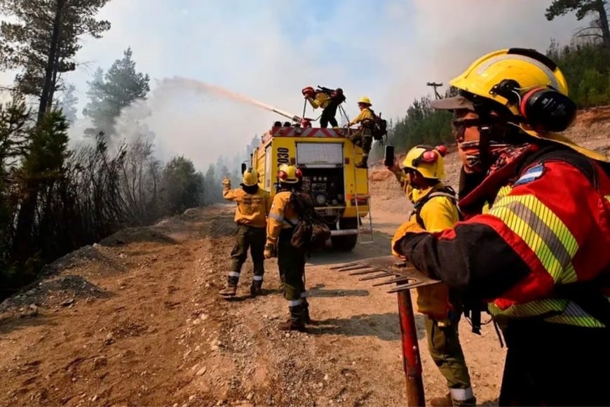 Brigadistas del ETAC de Córdoba y del Servicio Nacional del Manejo del Fuego para reforzar las labores