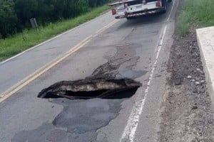 Un verdadero cráter se formó en una ruta clave para el turismo que busca las playas del sur de Brasil.