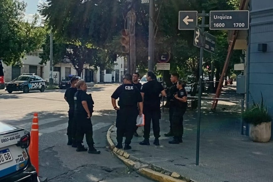 POLICIA - -URQUIZA Y GRAL. LOPEZ. - OPERARIO MUERTO. Foto: EL