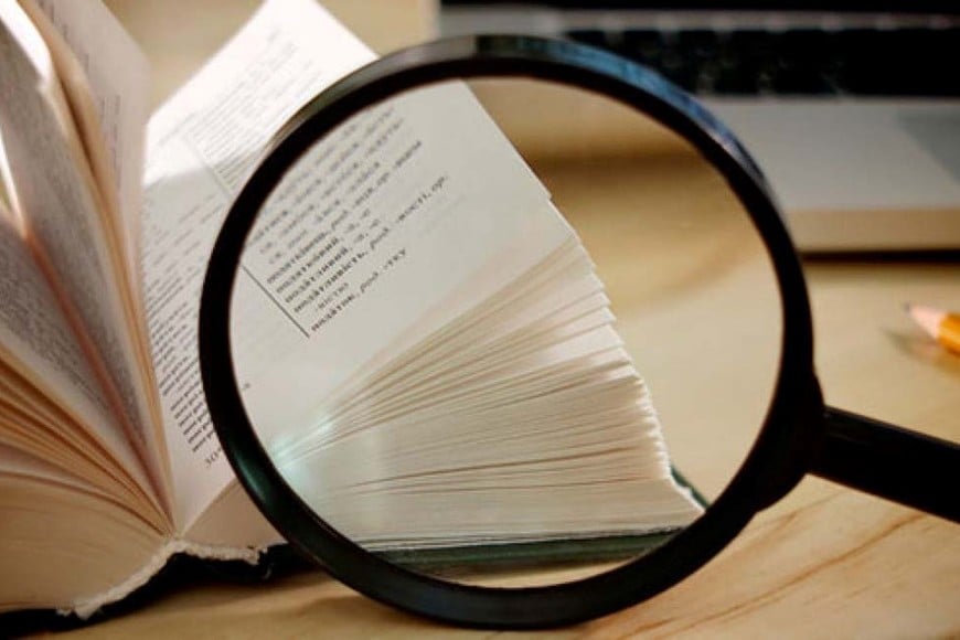 La epistemología, rama de la filosofía que se dedica a estudiar la naturaleza, el alcance y los límites del conocimiento humano, se constituye ante nosotros como la conciencia crítica de la razón, examinando no solo los métodos, sino también los intereses. Históricamente, la filosofía se ha enfrentado al desafío de comprender la dinámica de la ciencia.