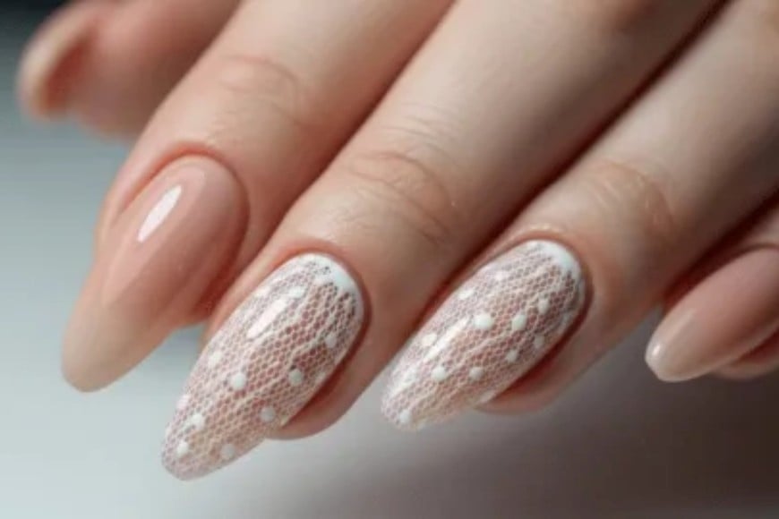 Los tonos suaves aportan luminosidad y naturalidad a las manos.