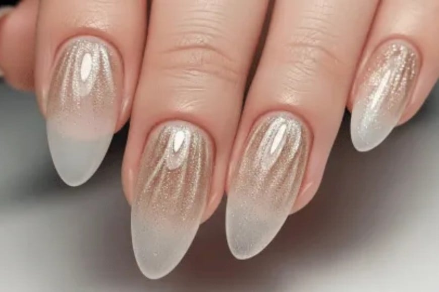 El efecto translúcido es la clave de esta manicura elegante y minimalista.