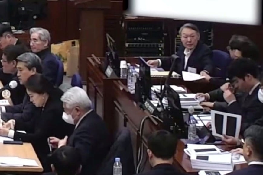 (260113) -- SEUL, 13 enero, 2026 (Xinhua) -- El expresidente surcoreano, Yoon Suk-yeol (frente a la cámara), es visto en una audiencia judicial, en Seúl, República de Corea, el 13 de enero de 2026. El equipo especial de la Fiscalía de la República de Corea solicitó el martes la pena de muerte para el expresidente destituido del país Yoon Suk-yeol por cargo de insurrección, según informaron medios de comunicación locales. (Xinhua/NEWSIS) (jg) (ra) (vf)