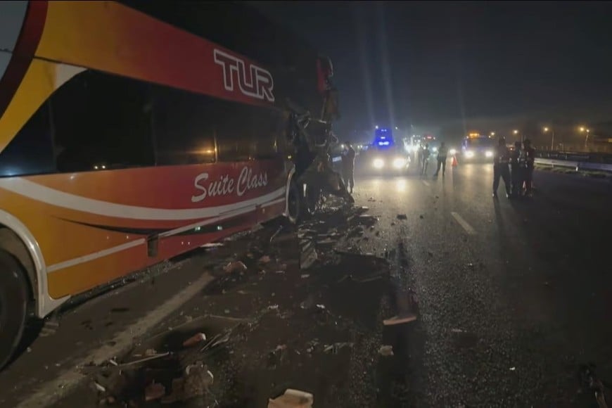El micro de larga distancia sufrió importantes daños tras el impacto en la Ruta 9.