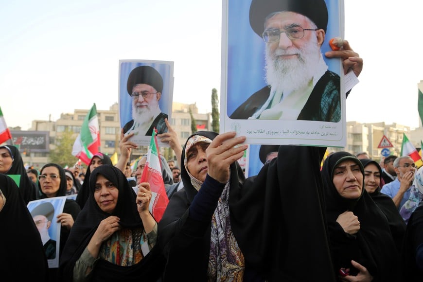 (250625) -- TEHERAN, 25 junio, 2025 (Xinhua) -- Imagen del 24 de junio de 2025 de personas celebrando el alto el fuego entre Irán e Israel, en la Plaza Enghelab, en Teherán, Irán. El alto el fuego fue declarado el martes. (Xinhua) (ra) (ce)