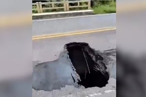 Un verdadero cráter se formó en una ruta clave para el turismo que busca las playas del sur de Brasil.
