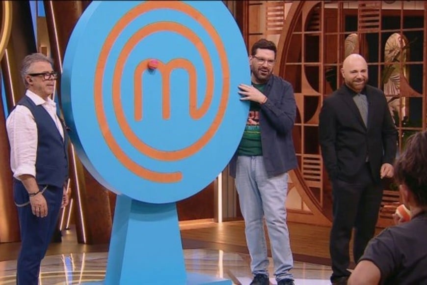 El juego de puntería que definió las duplas en la competición.