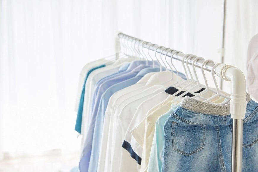 Organizar la ropa puede convertirse en un ritual de bienestar personal.