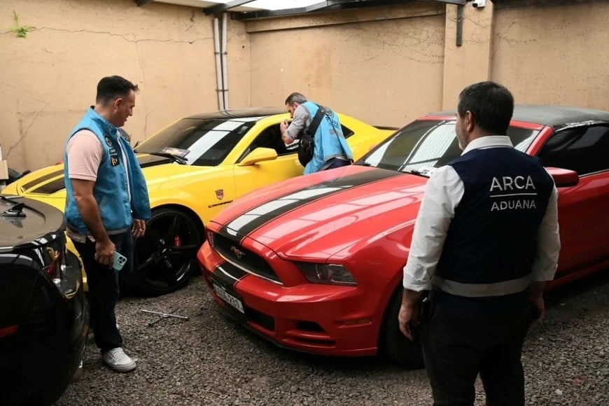Autos de alta gama secuestrados durante los allanamientos.