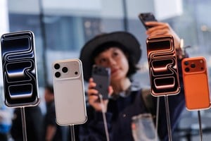 A woman takes a selfie with iPhones inside the Apple store in Beijing's Sanlitun area as the new iPhone 17 series smartphones go on sale in Beijing, China September 19, 2025. REUTERS/Maxim Shemetov
     TPX IMAGES OF THE DAY