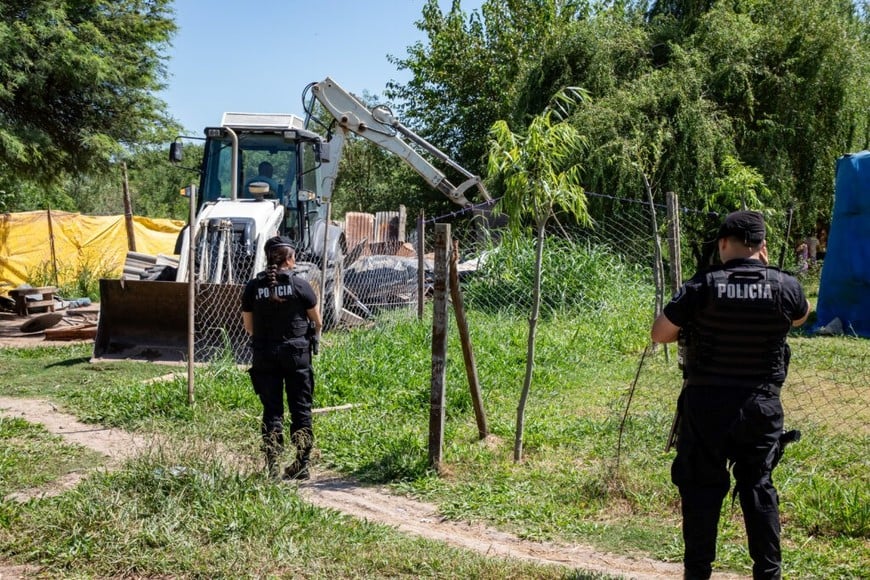 El municipio derribó una vivienda precaria instalada en un asentamiento