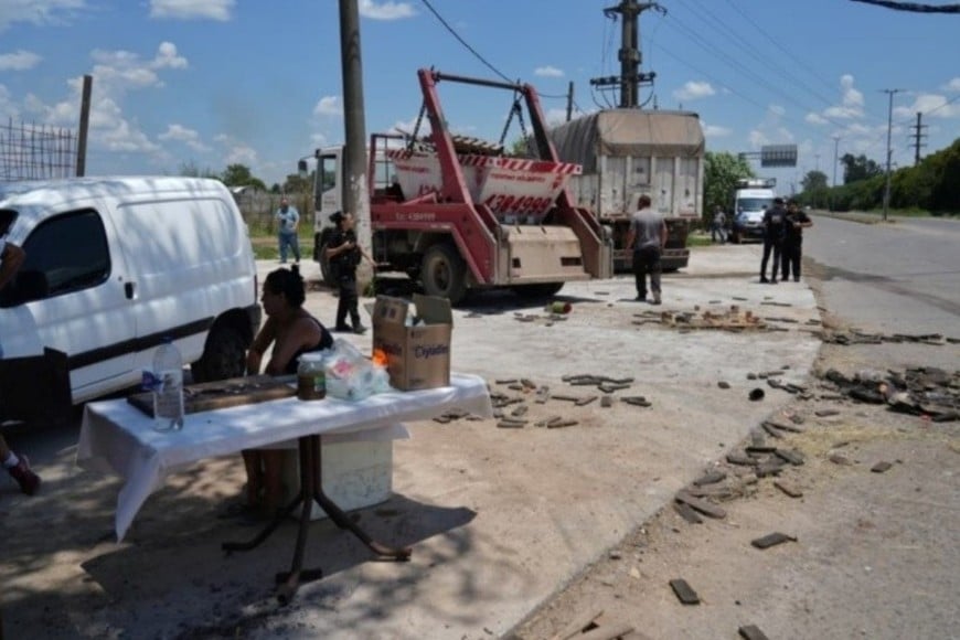 Un puestero ambulante resultó ileso por milagro tras el choque.