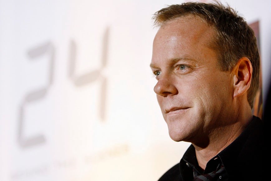 cast member kiefer sutherland poses as he arrives at the party for the launch of the dvd of season five of television series '24' in hollywood, california december 4, 2006. reuters_mario anzuoni (united states) kiefer sutherland miembro elenco serie 24 hollywood eeuu lanzamiento dvd
