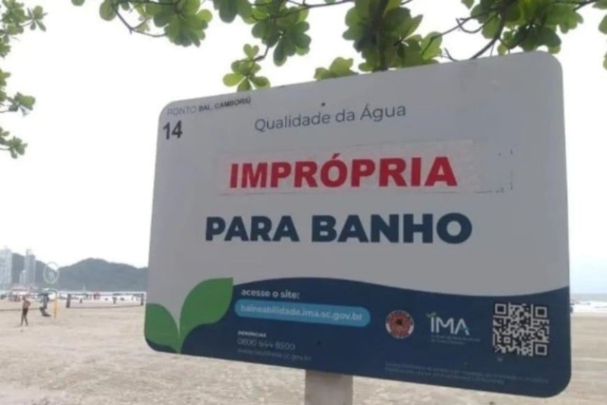 Playa contaminada en Brasil.