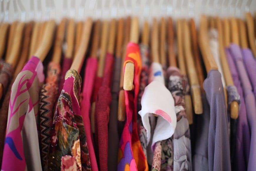 Agrupar prendas por tonalidades ayuda a reducir el estrés visual.