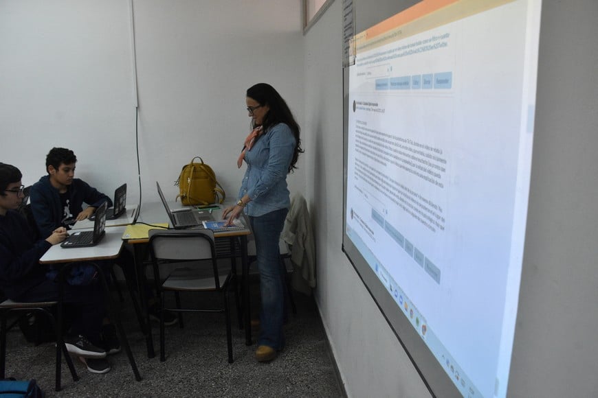 El documento menciona la generación automatizada de contenidos, que permite crear ejercicios y actividades personalizadas en pocos minutos. Foto: El Litoral