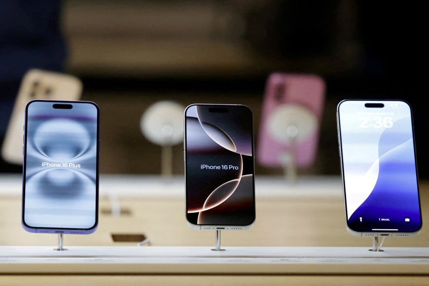 FILE PHOTO: A view of Apple iPhones displayed at an Apple Store at Grand Central Terminal in New York City, New York, U.S., October 16, 2024. REUTERS/Kent J. Edwards/File Photo