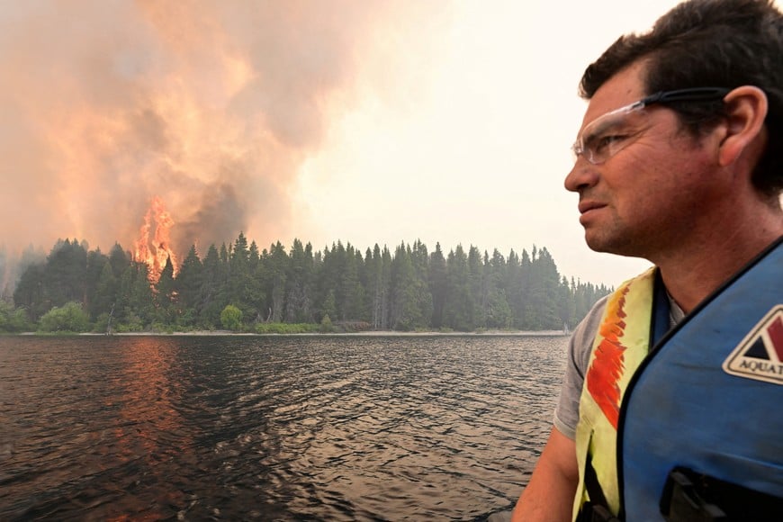 Smoke and flames rise from a wildfire in Lago Epuyen, in the Patagonian province of Chubut, Argentina January 7, 2026. REUTERS/Maxi Jonas     TPX IMAGES OF THE DAY