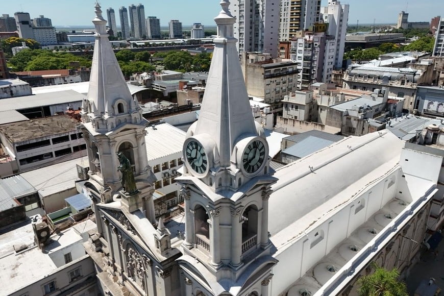 El antiguo reloj del Cabildo, mudado a la Basílica Nuestra Señora del Carmen. Foto: Fernando Nicola