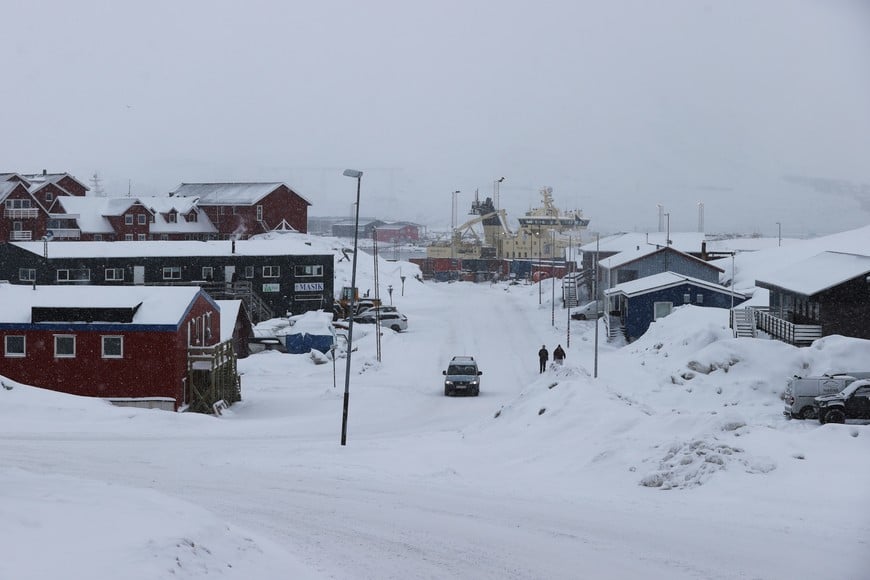 (250324) -- NUUK, 24 marzo, 2025 (Xinhua) -- Imagen del 19 de marzo de 2025 del paisaje de Nuuk, capital de Groenlandia, un territorio autónomo de Dinamarca. La primera ministra danesa, Mette Frederiksen, expresó el domingo su preocupación por la visita planeada de altos funcionarios estadounidenses a Groenlandia, subrayando que cualquier colaboración debe basarse en el respeto mutuo y la soberanía. La declaración se produjo después de que se informara que el consejero de Seguridad Nacional del país norteamericano, Mike Waltz, visitará Groenlandia del jueves al sábado, junto con Usha Vance, esposa del vicepresidente estadounidense, JD Vance. (Xinhua/Zhao Dingzhe) (rtg) (ah) (ce)