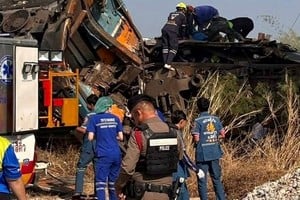 Una grúa cayó sobre un tren en movimiento. Crédito: AP.
