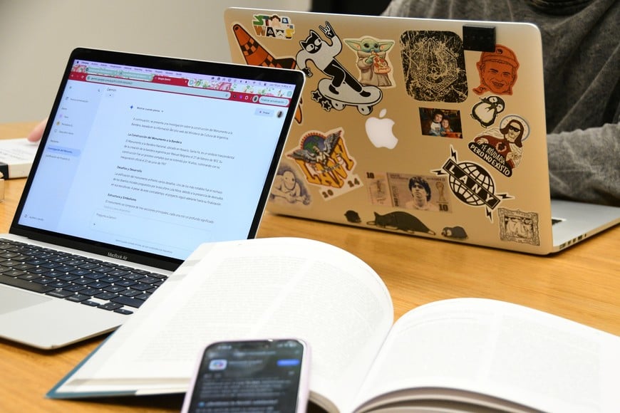 El 76% de chicos y adolescentes de Argentina (9 a 17 años) conoce la IA generativa y el 58% ya la usó. Foto: Manuel Fabatía