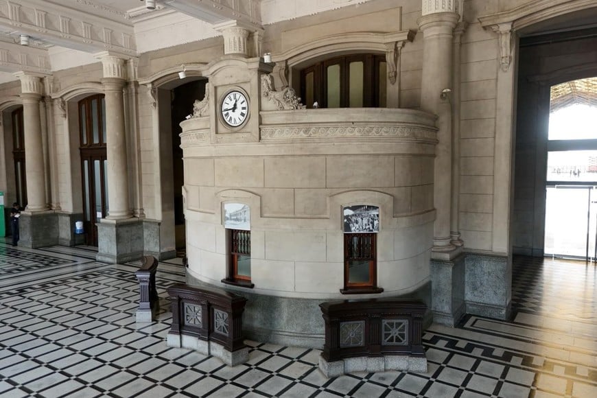 En la Estación Belgrano, el reloj se encuentra en el hall central. Foto: Fernando Nicola